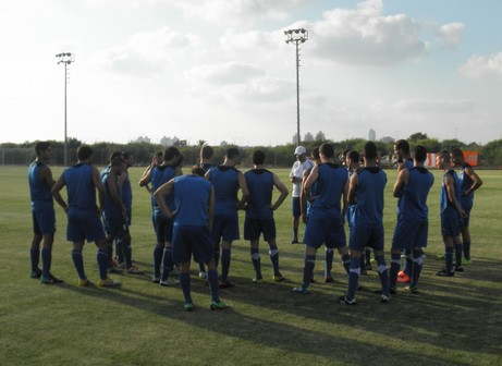 לחמן מתדרך את השחקנים. (צילום: עוז מלכה)