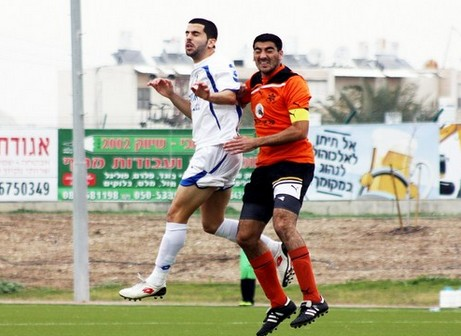 אסף דיין ליד אוהד יוסף מקריית מלאכי. (צילום: לירן דורף)