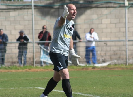 סמכות בין הקורות. רוזנקוביץ' (במרכז. לירן דורף)