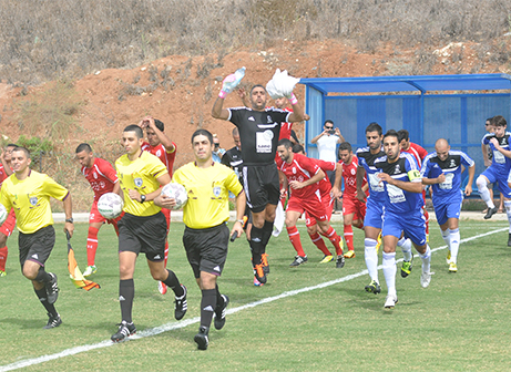 שחקני הקבוצות עולים לכר הדשא (צילום: קובי פורטל)