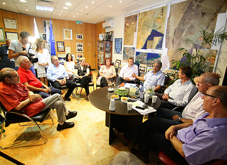 ישיבת הפתיחה בעיריית אילת (צילום: שלומי גבאי)