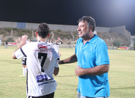 עיסא חוגג ניצחון שלישי רצוף (צילום: מוחמד חאדר אניס)