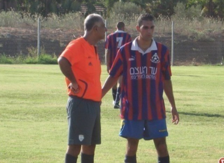 אישר חמישה חילופים. יעקב (משמאל)