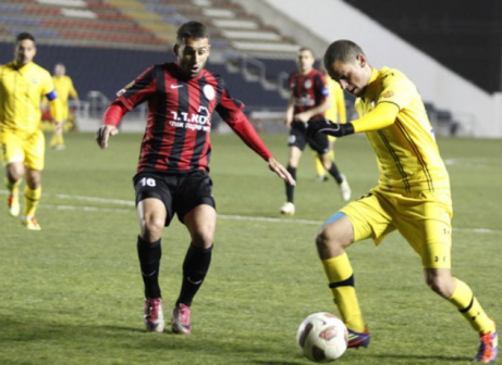 הפך שחקן ספסל. מלכה (באדום. צילום: וואלה ספורט)