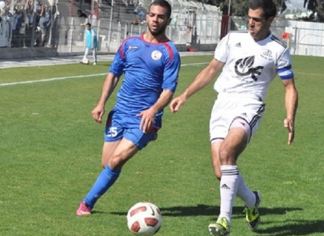 עדיין ללא קבוצה. שמול (בכחול. מוחמד חאדר אניס)