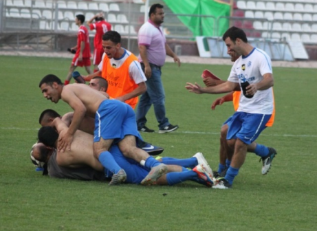 לדין בפעם הרביעית. שחקני בועיינה חוגגים הישארות בעונה שעברה