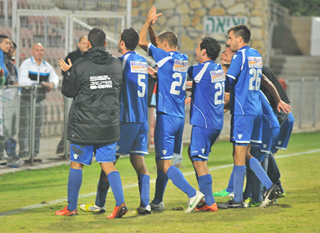 שחקני עפולה חוגגים (צילום: ארנון לוי)