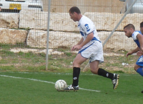 צהוב ובעיטה חופשית. חלוואני