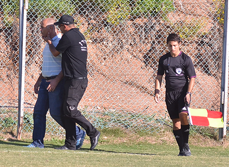 ציון טוויטו מלווה בכוחות האבטחה (צילום: ארנון לוי)