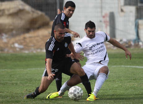 דור בדוסי בולם את חלוץ עראבה(צילום:שלומי גבאי)