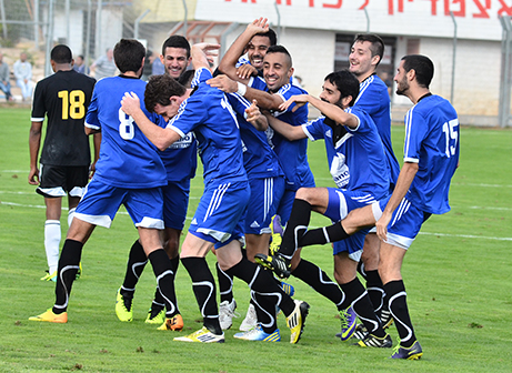 שחקני מגדל העמק 'מברכים' את שולקובסקי על שער הבכורה (צילום: ארנון לוי)