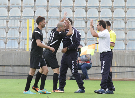 שחקני נהריה חוגגים (צילום: קובי רוזן)