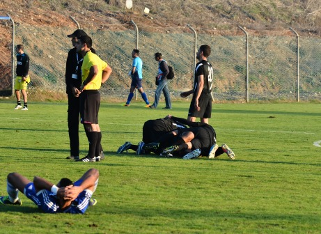 שחקני נהריה חוגגים, לידור כהן תופס את הראש (צילום: ארנון לוי)