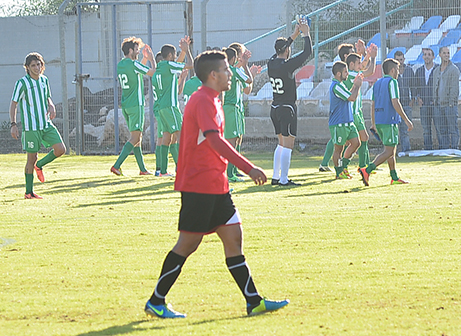 שחקני כפר סבא מודים לקהל (צילום: שי בן סימון)