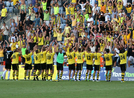 שחקני ואוהדי נתניה, יחזרו למסלול הניצחונות? (באדיבות: וואלה)