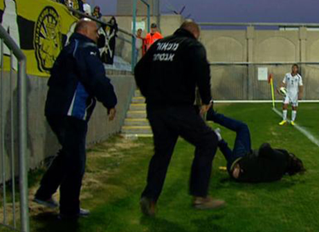 מקרה אלימות נוסף במגרשי הכדורגל (באדיבות: ספורט 5)