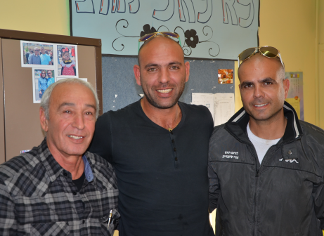 שחר סימנטוב במעמד החתימה עם הנרי איפרגן וויקי ברנס (צילום: קובי פורטל)