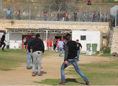 שוב אלימות. אוהדי בקה משליכים אבנים (צילום: אחמד עזאיזה)