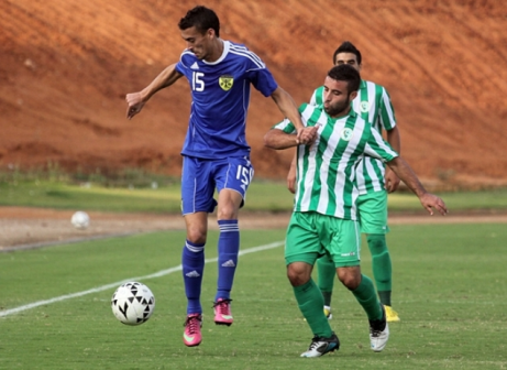 ירד לליגה ג'. אביסידריס (בכחול. לירן דורף)