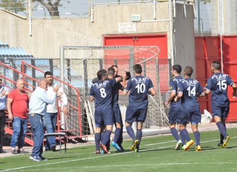 שחקני הרצליה חוגגים (צילום: מוחמד חאדר אניס)