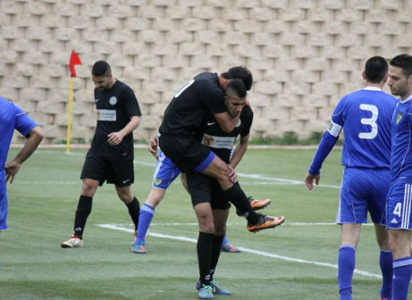 אדיר דנין חוגג עם כוכב המשחק סלים עמאש (צילום: טולי רובינסקי)