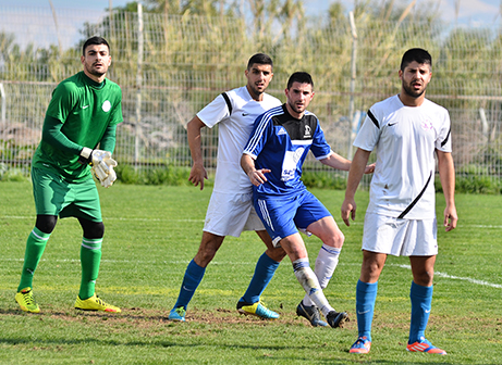 נירן רוטשטיין מוקף בשחקני בית שאן (צילום: ארנון לוי)