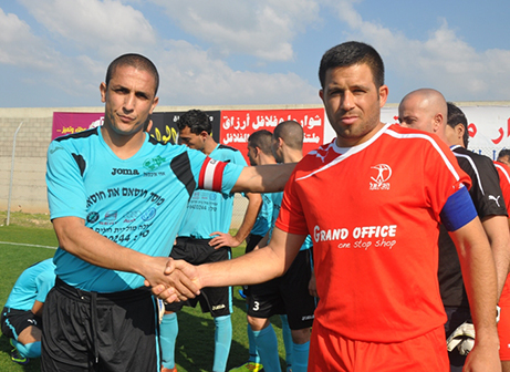 קפטנים של שתי הקבוצות לוחצים ידיים (צילום: אחמד עוויסאת)