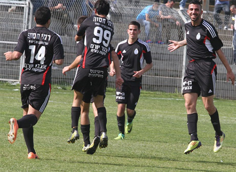 שחקני אולגה חוגגים ניצחון (צילום: שלומי גבאי)