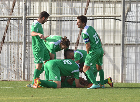 שחקני כפר סבא שמחים (צילום: קובי פורטל)