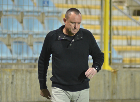 ממשיך בהרצליה, טל בניה מאמן הקבוצה (צילום: קובי פורטל)