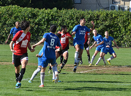 שחקני צור שלום ומגדל העמק (צילום: ארנון לוי)