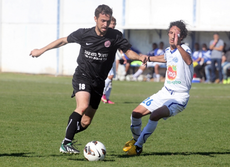 בן סלומון עובר את צמח (צילום: לירן דורף)