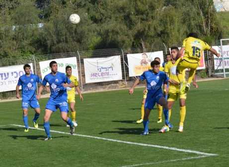שחקני קריית גת מול שעריים (צילום: ולדי מויסייב)