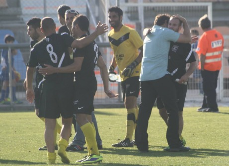 שחקני נהריה בסיום (צילום: מיכה פישנזון)