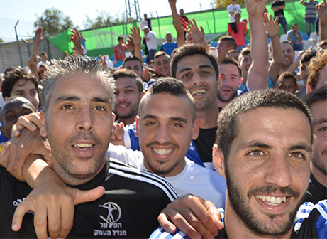 שחקני מגדל העמק בצילום סלפי אחרי הניצחון (צילום: אופק מלול מהמצלמה של ארנון לוי)