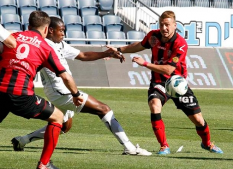 שטיין ובאבלולה במאבק (באדיבות: גיא יצחקי, הפועל קטמון,האתר הרשמי)