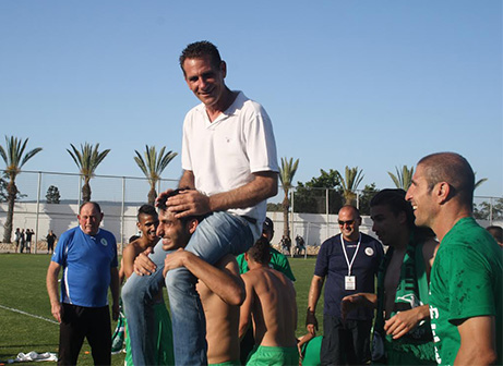 פליקס נעים חוגג על הכתפיים (מיכה פישנזון)