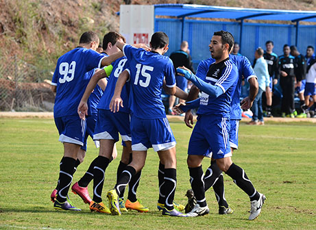 שחקני מגדל חוגגים במפגש הקודם (ארנון לוי)