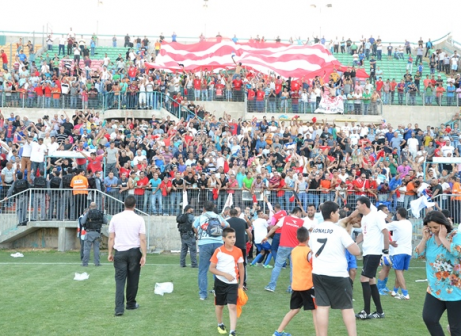 חוגגים עלייה. שחקני מג'דל והאוהדים (ארנון לוי)