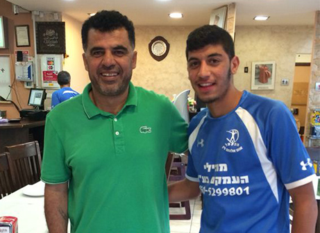 זועבי (בירוק) יחד עם אסף בוסקילה שחקנה של אום אל גאנם