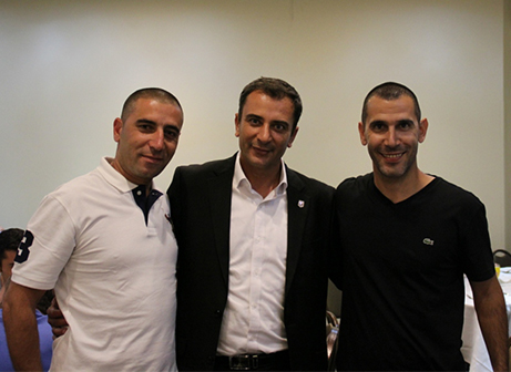 המאמן היוצא והמאמן הנכנס יחד עם ראש העיר (עודד חסין)