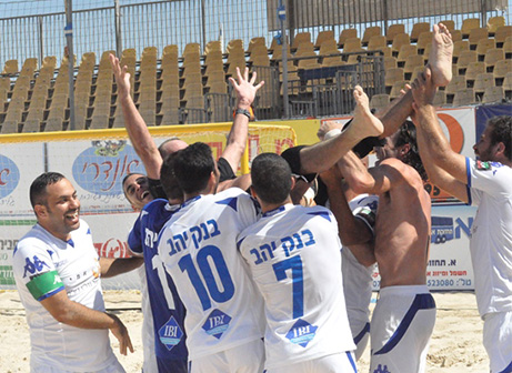 שחקני תל אביב חוגגים אחרי הניצחון (חאדר אניס)