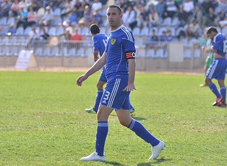 קפטן הקבוצה אילן סויסה (קובי פורטל)