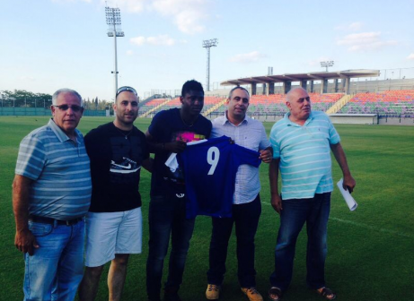 קהינדה יחד עם ראשי המועדון (דוברות הפועל עפולה)