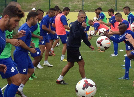 שחקני טבריה יחד עם מאמן הקבוצה (פייסבוק הרשמי - עירוני טבריה)