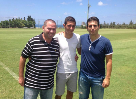 אוחיון (באמצע) יחד עם סוכנו וסמנכ״ל הקבוצה