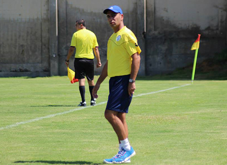 החתים זר ראשון, מאמן טבריה רפי בוסקילה (עודד חסין)