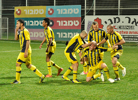 שחקני נצרת עלית יחד עם שרון סויסה (קובי פורטל)