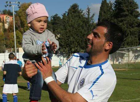 אליאס יחד עם ביתו