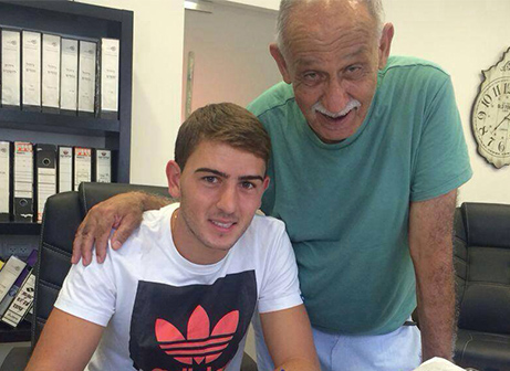 אור לגריסי במעמד החתימה (צילום מסך פייסבוק אולטראס הפועל בית שאן)